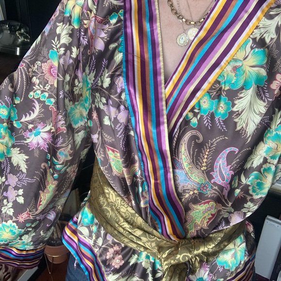 Stunning!! floral kimono top with attached belt 🎉 - Picture 2 of 3